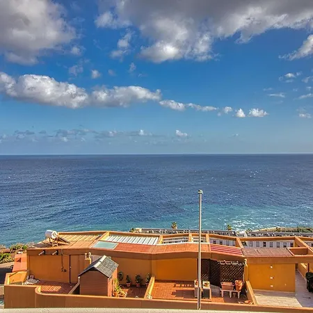 In With Stunning Sea Views, Cleaning Included Appartamento